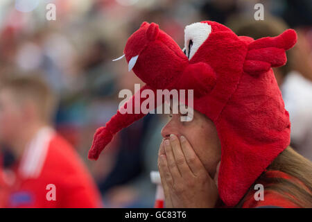 Triste Pays de Galles football supporters regarder Galles perdre contre le Portugal à l'Euro 2016 demi-finale. Banque D'Images