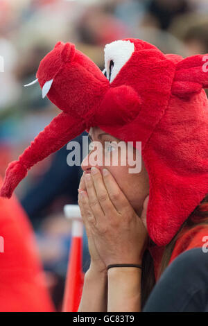 Triste Pays de Galles football supporters regarder Galles perdre contre le Portugal à l'Euro 2016 demi-finale. Banque D'Images