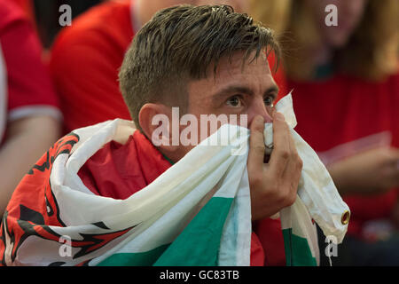 Triste Pays de Galles football supporters regarder Galles perdre contre le Portugal à l'Euro 2016 demi-finale. Banque D'Images