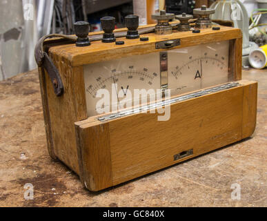 Compteur électrique en bois analogiques vintage sur l'ancienne table test Banque D'Images