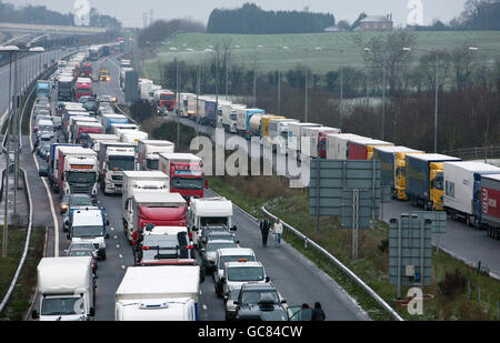 La circulation stationnaire sur la M20 près de Folkestone dans le Kent comme la neige lourde dans le nord de la France pendant la nuit cause le chaos de voyage. Banque D'Images