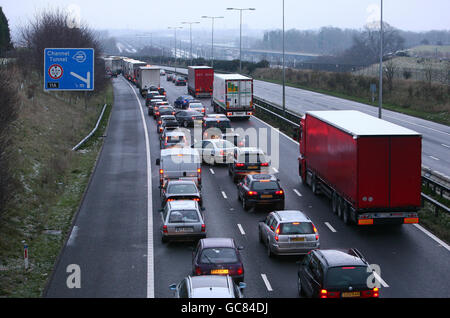 La circulation stationnaire sur la M20 près de Folkestone dans le Kent comme la neige lourde dans le nord de la France pendant la nuit cause le chaos de voyage. Banque D'Images