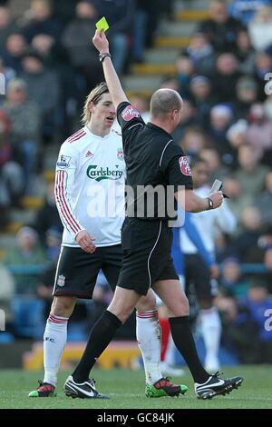 Football - Barclays Premier League - Portsmouth / Liverpool - Fratton Park.L'arbitre Lee Mason montre Fernando Torres de Liverpool (à gauche) la carte jaune Banque D'Images