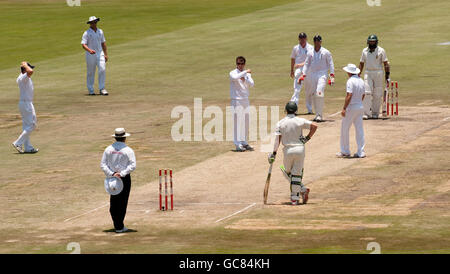 Graeme Swann, d'Angleterre, demande que ses appels soient lancés pour que le cricket de Hashim Amla, en Afrique du Sud, soit examiné lors du premier test au SuperSport Park, Centurion, en Afrique du Sud. Banque D'Images