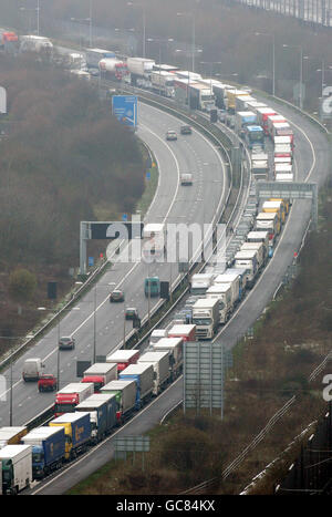 La circulation stationnaire sur la M20 près de Folkestone dans le Kent comme la neige lourde dans le nord de la France pendant la nuit cause le chaos de voyage. Banque D'Images