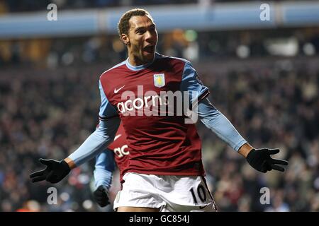 Football - Barclays Premier League - Aston Villa v Stoke City - Villa Park.John Carew, d'Aston Villa, célèbre le premier but du match Banque D'Images