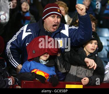 Un jeune fan d'Aston Villa avec la chemise de John Carew Le stade Villa Park Banque D'Images