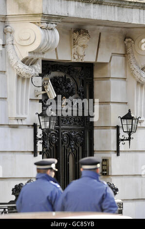 Une activité policière à l'extérieur de l'appartement dans la rue Mansfield à Londres après qu'un homme soupçonné de liens avec Al Qaida aurait tenté de faire exploser un avion transatlantique. Banque D'Images