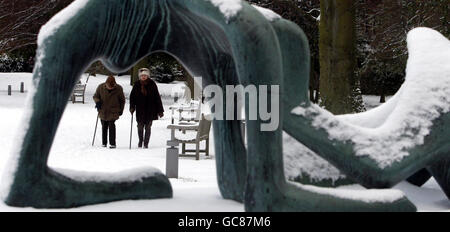 Les gens brave les conditions de neige dans le domaine de la Galerie d'art moderne à Édimbourg après que 9cm de neige a été enregistré couché sur le sol. Banque D'Images