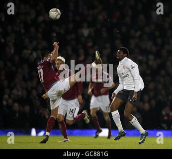 Football - FA Cup - troisième tour - West Ham United v Arsenal - Upton Park.Luis Jimenez de West Ham United attrape Abou Diaby avec une chaussure haute Banque D'Images