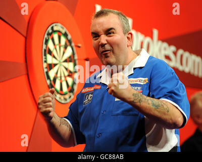 Phil Taylor célèbre sa victoire sur Simon Whitlock lors de la finale du Championnat du monde des fléchettes Ladbrokes.com à Alexandra Palace, Londres. Banque D'Images