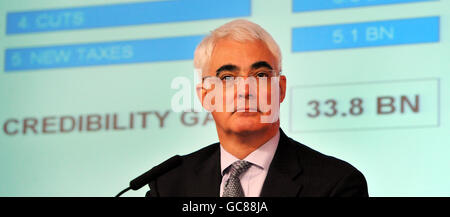 Le chancelier de l'Échiquier Alistair Darling lance une analyse des plans de dépenses des Tory, lors d'un briefing à la presse dans le centre de Londres. Banque D'Images