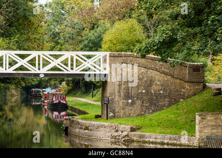 Bateaux étroits sur Kennet and Avon Canal, aqueduc Dundas (Grade 1), Limpley Stoke, (entre le Somerset et le Wiltshire frontière) Banque D'Images