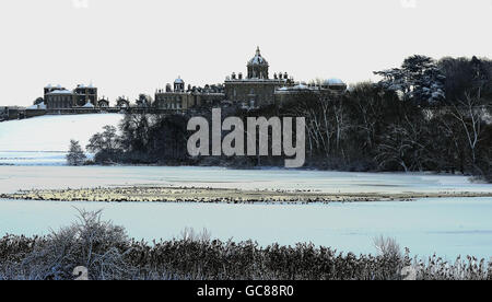 Une vue générale du lac à Castle Howard à York qui est presque complètement gelé, alors que la Grande-Bretagne est restée dans l'emprise de l'hiver le plus froid pendant plus de 30 ans. Banque D'Images