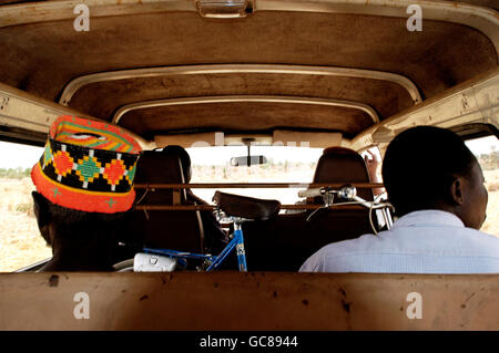 Un taxi sur la route de la ville de Koupéla vers la capitale Ouagadougou avec passagers et beaucoup de bagages Banque D'Images