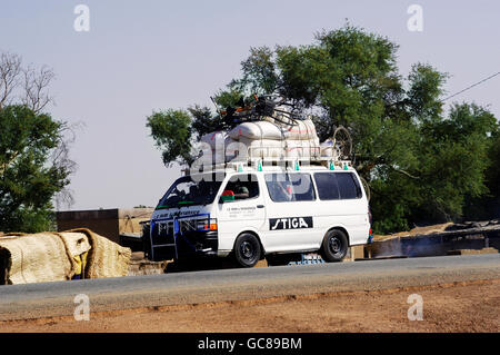 Taxi brousse au Burkina Faso à Koupéla et économiques traditionnelles en Afrique où la surcharge des véhicules Banque D'Images