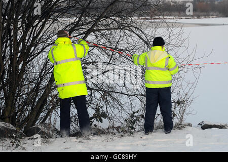 Une vue générale de la scène qui a été encordonnée dans Watermead Country Park à Thurmaston, Leicester, après que deux frères sont morts la nuit dernière après avoir traversé un lac gelé. Banque D'Images