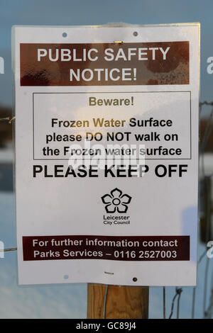 Vue générale d'un panneau érigé sur les lieux de Watermead Country Park à Thurmaston, Leicester, où deux frères sont morts la nuit dernière après avoir traversé un lac gelé. Banque D'Images