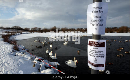 Vue générale d'un panneau érigé sur les lieux de Watermead Country Park à Thurmaston, Leicester, où deux frères sont morts la nuit dernière après avoir traversé un lac gelé. Banque D'Images