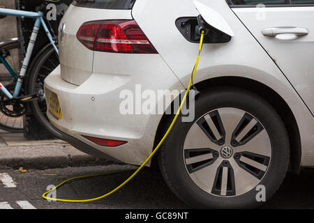 Gros plan de la voiture électrique VW en cours de recharge à Londres, Royaume-Uni en juillet Banque D'Images