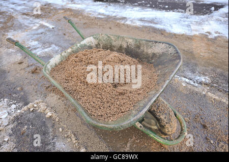 Une barrow de roue pleine de grain sur Kensington Park Road à Brislington, Bristol, alors que Bristol Water tentait de réparer une conduite principale d'eau qui a inondé la route. Banque D'Images