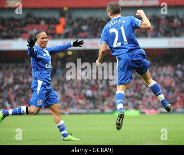 Leon Osman (à droite) d'Everton célèbre avec son coéquipier Steven Pienaar (à gauche) après avoir pris la direction du premier but Banque D'Images