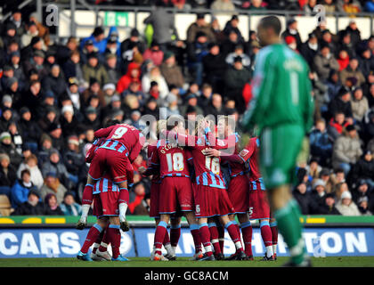 Les joueurs de Scunthorpe United célèbrent le premier but de Gary Hooper, tandis que le gardien de but du comté de Derby, Stephen Bywater, est abattu lors du match de championnat Coca-Cola au Pride Park, Derby. Banque D'Images