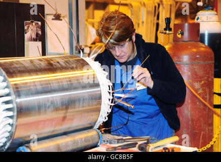 ATB Morley remporte le prix de la reine.Un point de vue général d'un travailleur à l'intérieur de l'usine de fabrication de composants ATB Morley à Leeds. Banque D'Images