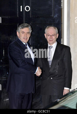 Le président de l'Union européenne Herman van Rompuy (à droite) rencontre le Premier ministre britannique Gordon Brown à l'extérieur du 10 Downing Street, Londres, en prévision des pourparlers d'aujourd'hui. Banque D'Images
