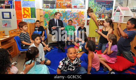 Le Prince William lit une histoire aux enfants au centre communautaire de Redfern à Redfern, juste à l'extérieur de Sydney en Australie, après avoir pris l'avion de Nouvelle-Zélande pour une visite officieuse de trois jours. Banque D'Images