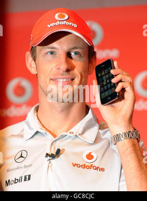 Jenson Button, champion du monde de F1, lance le nouvel iPhone Vodafone sur One Marylebone Road, dans le centre de Londres. Banque D'Images