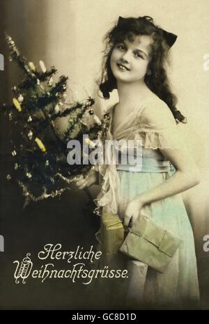 Noël, femme avec arbre de Noël et cadeaux, 'Herzliche Weihnachtsgruesse' (Joyeux Noël), Allemagne, 1920, droits-supplémentaires-Clearences-non disponible Banque D'Images