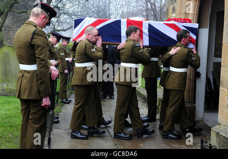 Le cercueil Sapper David Watson est transporté dans l'église paroissiale de Sainte Marie la Vierge à Whickham, Gateshead. Banque D'Images