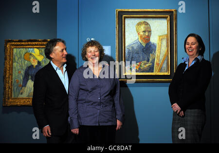 Les grands nièces et neveu de l'artiste néerlandais Vincent Van Gogh, (de gauche à droite) Willem Van Gogh, Sylvia Cramer et Josien Van Gogh, également président de la Fondation Van Gogh, se tiennent devant le autoportrait en tant qu'artiste, lors de la prévisualisation du vrai Van Gogh :L'artiste et ses lettres à la Royal Academy, Piccadilly, Londres. Banque D'Images