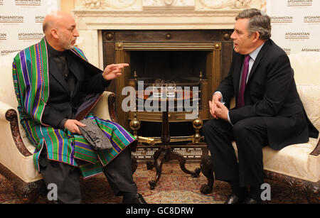 Le Premier ministre Gordon Brown (à droite) tient une réunion avec le président afghan Hamid Karzaï (à gauche) au 10 Downing Street, Westminster. Banque D'Images