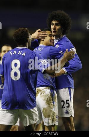 Tim Cahill (au centre) d'Everton célèbre avec ses coéquipiers Marouane Fellaini (À droite) et Louis Saha après qu'il soit à la tête de l'ouverture but du jeu Banque D'Images