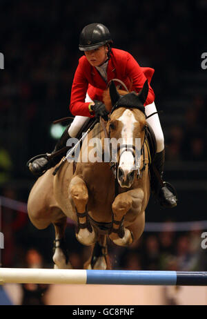 Ellen Whitaker, de Grande-Bretagne, fait le tour d'Equimax Ocolado dans le cadre des enjeux de H&M Ivy lors du spectacle équestre international de Londres au centre d'exposition Olympia, à Londres. Banque D'Images