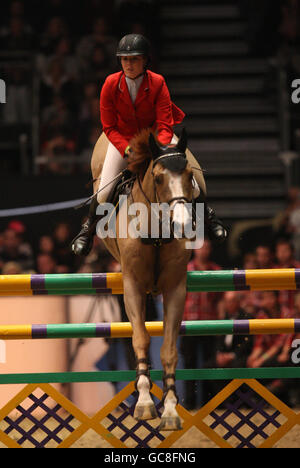 Ellen Whitaker, de Grande-Bretagne, fait le tour d'Equimax Ocolado dans le cadre des enjeux de H&M Ivy lors du spectacle équestre international de Londres au centre d'exposition Olympia, à Londres. Banque D'Images