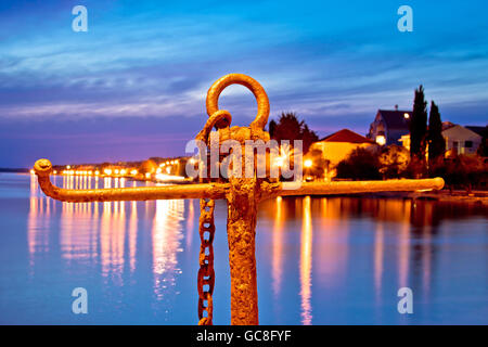 Voir l'ancre rouillée à blue soir par la mer, Zadar, Croatie Banque D'Images