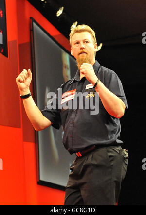 Simon Whitlock en Australie célèbre son match contre Colin Osborne au Royaume-Uni lors du Championnat du monde des fléchettes Ladbrokes.com à Alexandra Palace, Londres. Banque D'Images