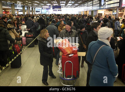 Les passagers de l'Eurostar font la queue à l'intérieur de la gare de St Pancras, à Londres, car Eurostar continue d'opérer un service limité après des jours d'annulation en raison de mauvaises conditions météorologiques. Banque D'Images