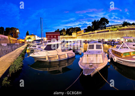 Soirée bleue à Zadar Fosa harbour, Dalmatie, Croatie Banque D'Images