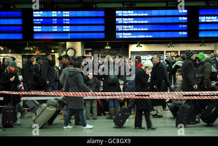 Les passagers font la queue à la gare de St Pancras à Londres alors que l'Eurostar reprend son service normal. Banque D'Images