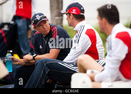 Le capitaine d'Angleterre Andrew Strauss avec l'entraîneur Andy Flower lors d'une session de filets à Kingsmead à Durban, en Afrique du Sud. Banque D'Images