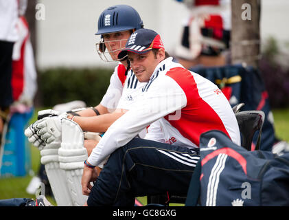 Cricket - filets d'Angleterre - Kingsmead.Le capitaine d'Angleterre Andrew Strauss avec Stuart Broad lors d'une session de filets à Kingsmead à Durban, en Afrique du Sud. Banque D'Images