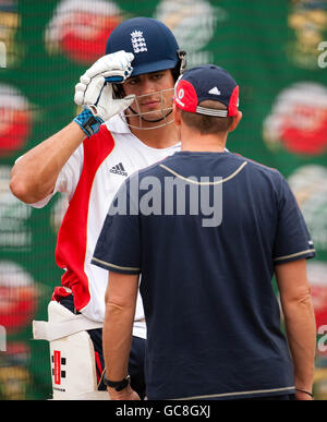 Cricket - filets d'Angleterre - Kingsmead.Alastair Cook en Angleterre avec l'entraîneur Andy Flower lors d'une session de filets à Kingsmead à Durban, en Afrique du Sud. Banque D'Images