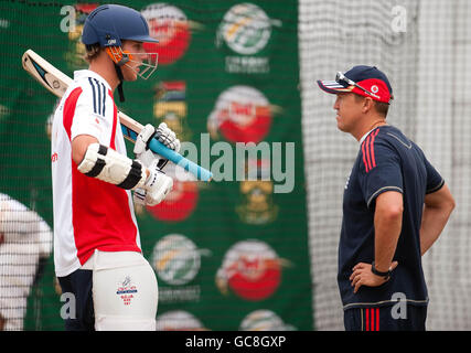 Cricket - filets d'Angleterre - Kingsmead.Stuart Broad d'Angleterre avec l'entraîneur Andy Flower lors d'une session de filets à Kingsmead à Durban, Afrique du Sud. Banque D'Images