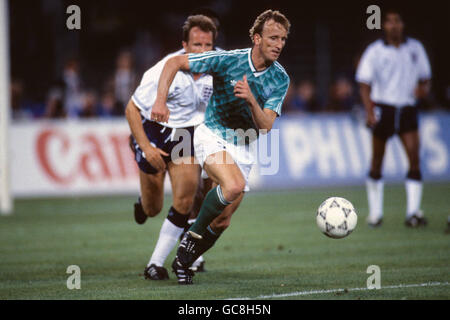 Football - coupe du monde de la FIFA Italia 90 - semi-finale - Allemagne de l'Ouest / Angleterre - Stadio Delle Alpi, Turin.Andreas Brehme, en Allemagne de l'Ouest, s'éloigne de Trevor Steven, en Angleterre Banque D'Images