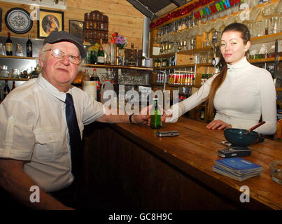 Photo non datée de Patsy Brogan, 72 ans, avec Daria Weiske, 29 ans, à l'hôtel Bog de Donegal, en République d'Irlande. Banque D'Images