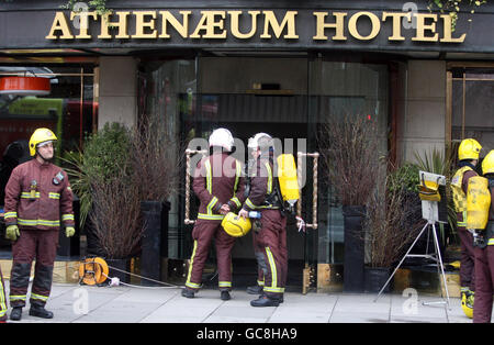 Services d'urgence lors d'un incendie à l'hôtel Athenaeum de Londres le jour de Noël. Banque D'Images